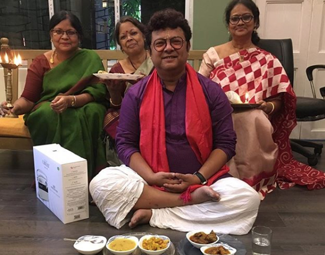 সাবেকি পোশাকে দিদিদের থেকে ভাইফোঁটা নিলেন ‘ক্যাকটাসের’ সিধু। খাওয়াদাওয়া, উপহারে জমে উঠেছে তাঁর এবারের ভাইফোঁটা।