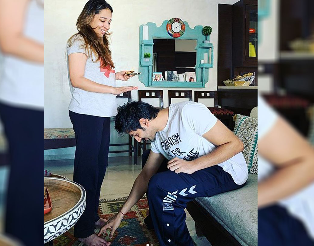 পিছিয়ে নেই বলিউডও। ইনস্টাগ্রামে ভাইফোঁটার ছবি পোস্ট করেছেন অভিনেতা কার্তিক আরিয়ান। ছবিতে দেখা যাচ্ছে কার্তিক ফোঁটা নেওয়ার পর তাঁর দিদিকে প্রণাম করে আশীর্বাদ চেয়ে নিচ্ছেন।