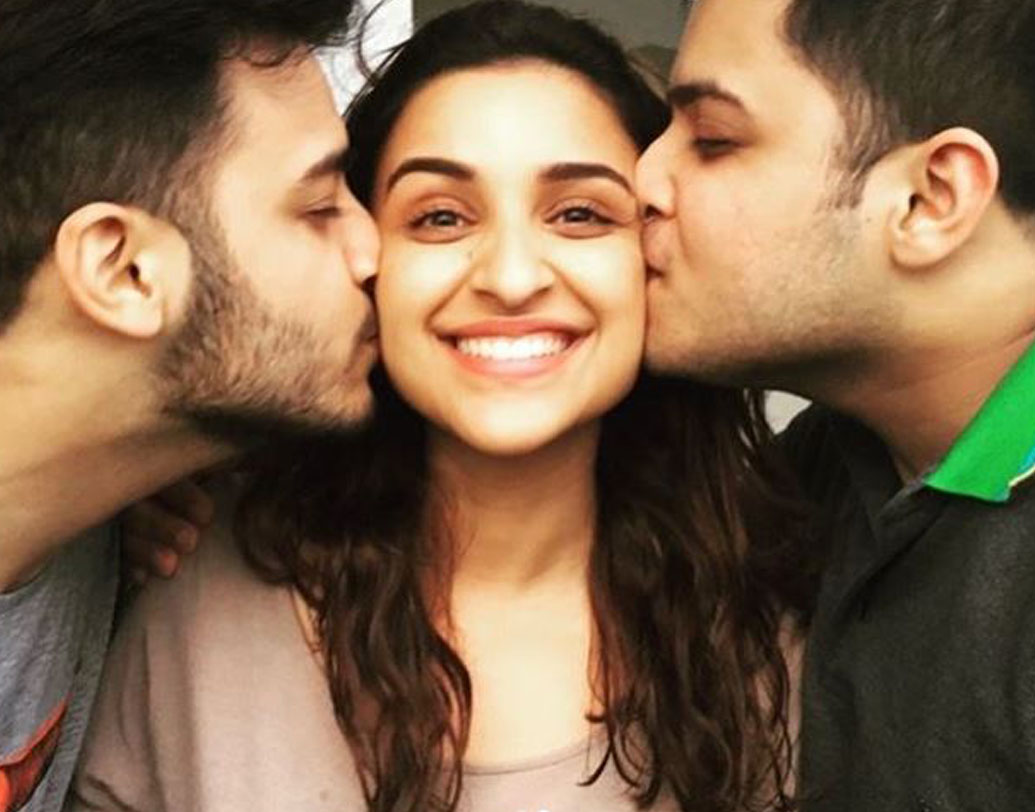 ভাইফোঁটা উপলক্ষে ইনস্টাগ্রামে ছবি দিয়েছেন পরিনীতি চোপড়াও। ভাইদের সঙ্গে আড্ডা-খুনসুটির মুহূর্তগুলোকে ফ্রেমবন্দি করেছেন নায়িকা।