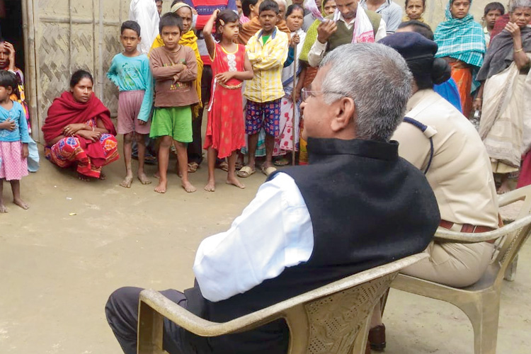 ফালুর পরিবারের সঙ্গে ডিএম ভারতভূষণ দেবচৌধুরী ও এসপি আমনজিৎ কৌর। নিজস্ব চিত্র