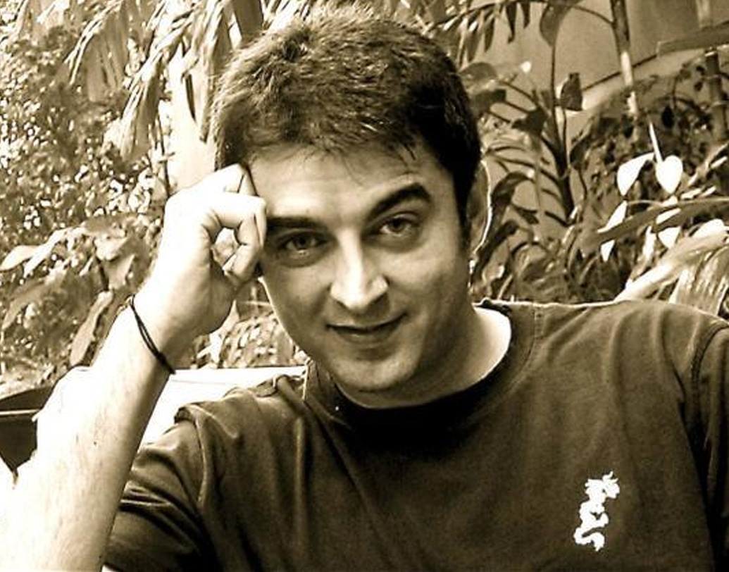 সাবালক নায়ক হিসেবে প্রথম ছবি, ‘আ গলে লগ জা’ মুক্তি পায় ১৯৯৪ সালে। ‘মাসুম’ ছবিতে তাঁর বোনের ভূমিকায় অভিনয় করা  ঊর্মিলা মাতন্ডকর-ই ছিলেন ‘আ গলে লগ জা’ ছবির নায়িকা। (ছবি: সোশ্যাল মিডিয়া)