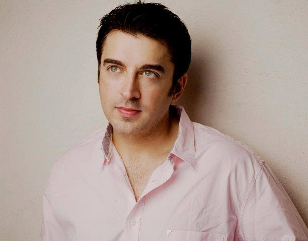 কর্ণ জোহরের ছোটবেলার বন্ধু যুগল কাজ করেছেন ‘ধর্মা প্রোডাকশন্স’-এর ক্রিয়েটিভ টিমেও। অনেকেই জানেন না ‘কুছ কুছ হোতা হ্যায়’-এর টাইটেল ট্র্যাক লেখা যুগলেরই। কফি শপে বন্ধু কর্ণের সঙ্গে আড্ডা দিতে দিতে আট লাইন লিখে ফেলেন তিনি। ছবির সঙ্গে যা পরে সুপারডুপার হিট হয়। (ছবি: সোশ্যাল মিডিয়া)