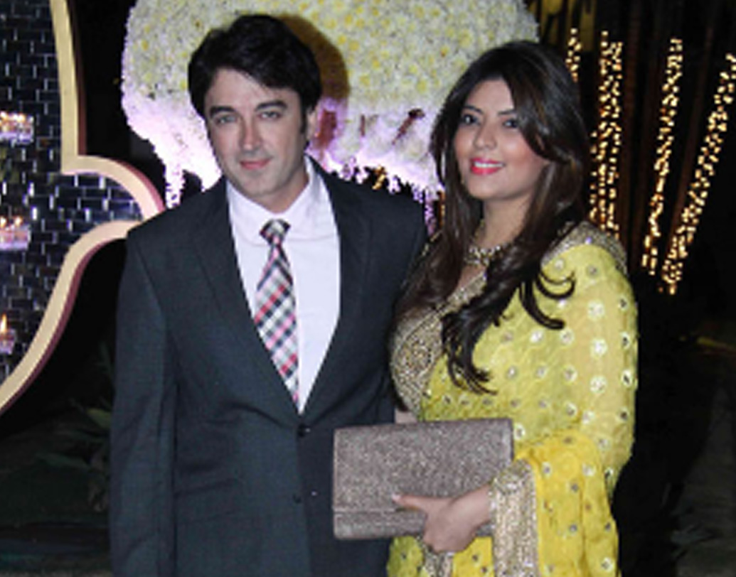 পরে তাঁর জীবনে আসেন এনআরআই ইনভেস্টমেন্ট ব্যাঙ্কার জেসমিন ধিলোঁ। জেসমিনকে যুগল বিয়ে করেন ২০১৪ সালে। আমেরিকার মিশিগানে এক ঘরোয়া অনুষ্ঠানে গাঁটছড়া বাঁধেন দু’জনে। জেসমিনের দাবি, কিম শর্মার সঙ্গে তাঁর স্বামীর কোনওদিন কোনও ঘনিষ্ঠ সম্পর্ক ছিল না। (ছবি: সোশ্যাল মিডিয়া)