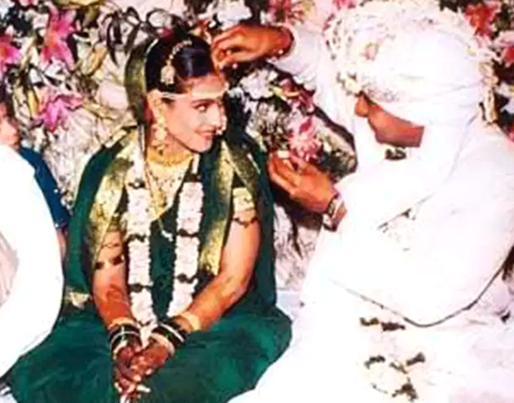 ১৯৯৯ সালে দুজনে বিয়ে করেন। কাজল বা অজয় দুজনেই চেয়েছিলেন ব্যক্তিগত পরিসরে বিয়েটা সারতে। নিজের বিয়েতে কাজল কোনও পেশাদার আলোকচিত্রীও ভাড়া করেননি। আত্মীয়স্বজনরাই ছবি তুলেছিলেন।