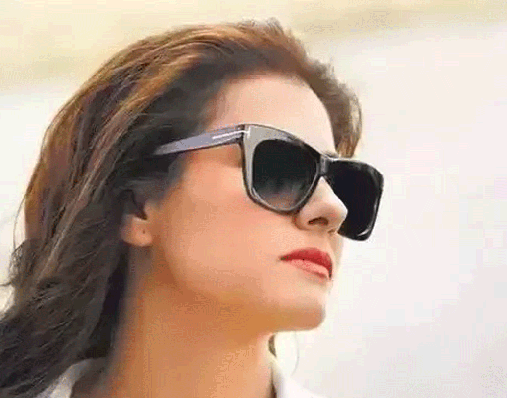 কাজল চিরকালই ভীষণ কথা বলতে ভালবাসেন। আড্ডা আর হাসি নিয়েই তাঁর সারাদিন কেটে যায়। অজয় দেবগণ সম্পূর্ণ উল্টো। তিনি স্বল্পভাষী মানুষ।