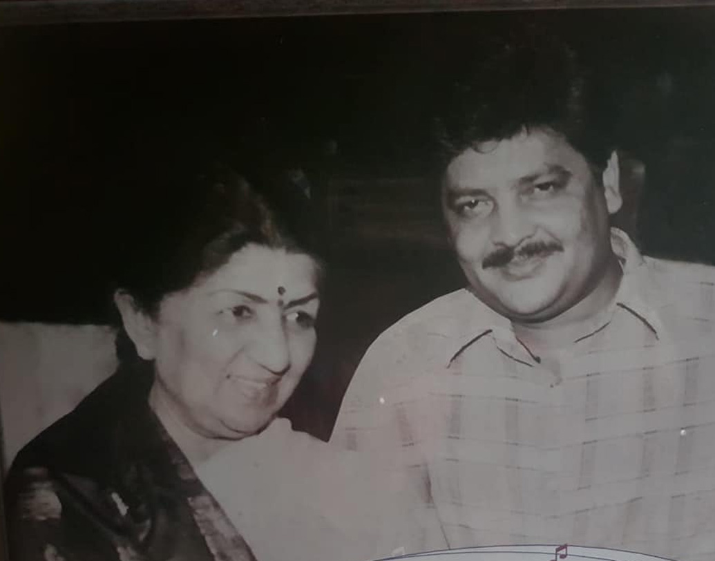 ১৯৮০ সালে তাঁকে সুযোগ দেন সঙ্গীত পরিচালক রাজেশ রোশন। তাঁর ‘উনিশ বিশ’ ছবিতে গান গাওয়ার জন্য। এরপর কেরিয়ারের শুরুতেই ডুয়েট লতা মঙ্গেশকর, মহম্মদ রফি, কিশোরকুমারের মতো শিল্পীদের সঙ্গে।