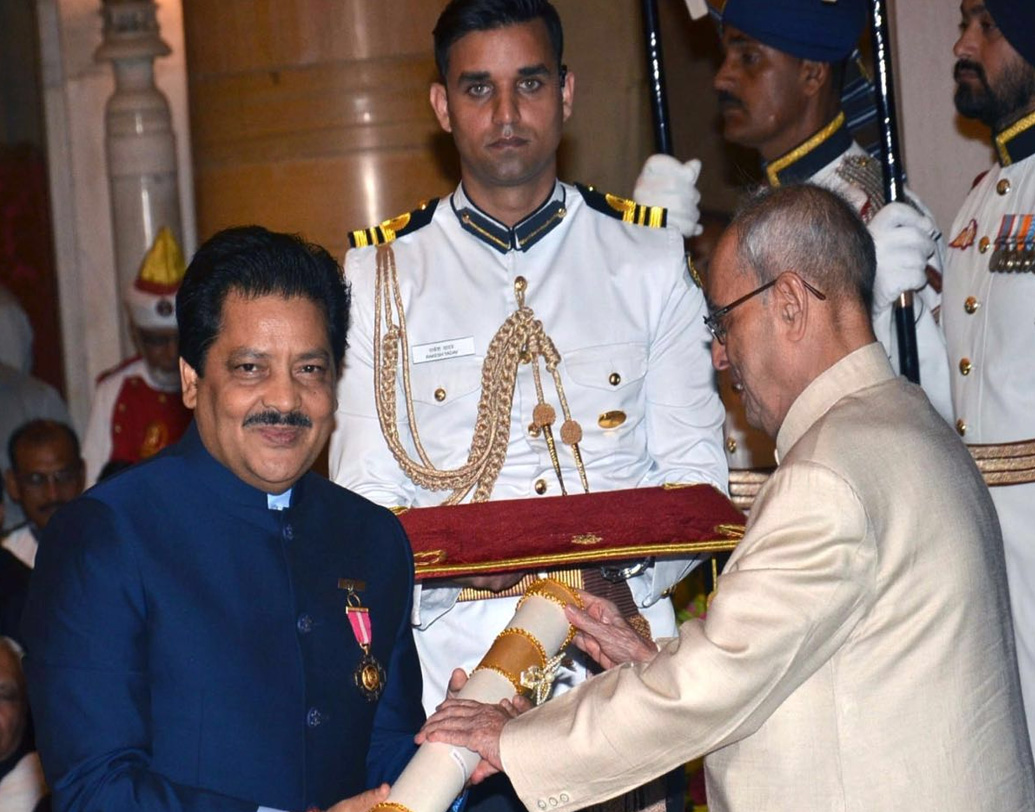 হিন্দি ছাড়াও তিনি গান করেছেন ভোজপুরি, তেলুগু, তামিল, কন্নড়, ওড়িয়া এবং বাংলা ভাষায়। ২০১৬ সালে তিনি সম্মানিত হন ‘পদ্মভূষণে’। কেরিয়ারে মোট চারবার পেয়েছেন জাতীয় পুরস্কার। তার মধ্যে তিনবার গায়ক হিসেবে। একবার প্রযোজকের ভূমিকায়।