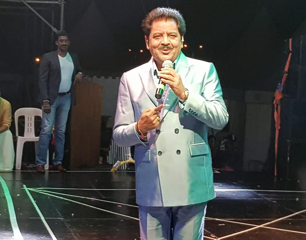 সংসার ও কেরিয়ার, দু’দিকের পালেই যখন উন্নতির অনুকূল বাতাস, ঝড় এল ব্যক্তিগত জীবনে। ২০০৬ সালে নেপালের মহিলা রঞ্জনা ঝা দাবি করলেন উদিত নারায়ণ তাঁর স্বামী!