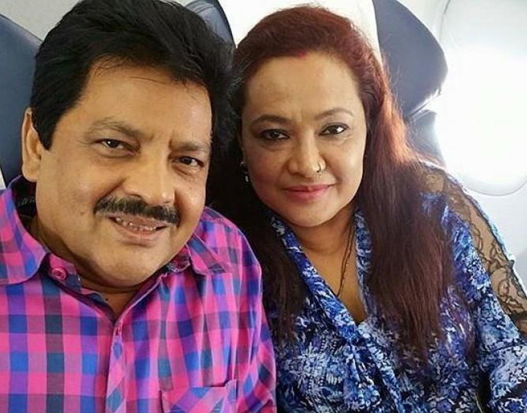 কিন্তু তারপর বলিউডে এসে সম্পূর্ণ ভুলে যান প্রথম স্ত্রীকে। তাঁকে ডিভোর্স না করেই বিয়ে দীপাকে। অভিযোগ, মুখ খুললেই তিনি আত্মহত্যার করবেন, এরকম হুমকি রঞ্জনাকে দিতেন উদিত।