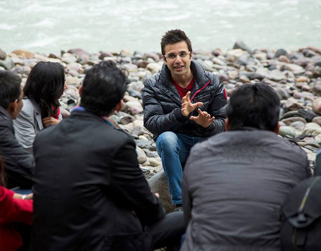 জীবন সংগ্রামের পর্বে তিনি প্রথাগত লেখাপড়ার বাইরে একটা অন্য জগতের স্বাদ পান। মেধাবী হওয়া সত্ত্বেও অসম্পূর্ণ থেকে যায় তাঁর পড়াশোনা। দিল্লির কিরোরিমল কলেজে তিনি ছিলেন বি কম তৃতীয় বর্ষের ছাত্র। সেই অবস্থায় তিনি কলেজ ছেড়ে দেন।