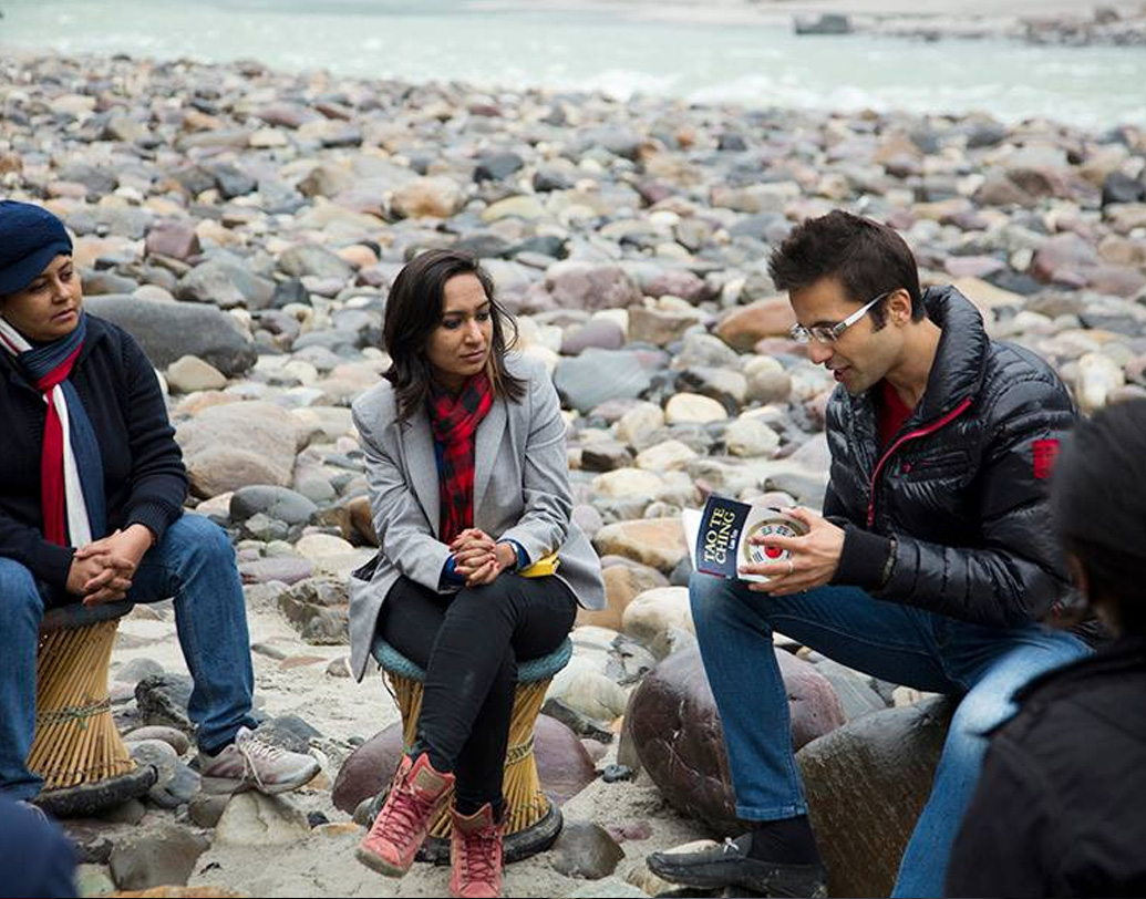 নতুন জীবন শুরু হয় মার্কেটিং-এর পেশায়। সেখানে অফিসে চাকরি থেকে দরজায় ঘুরে ঘুরে জিনিস বিক্রি— কী করেননি তিনি! ঘরোয়া প্রয়োজনে লাগে, এমন জিনিস বানিয়ে নিজেই বিক্রি করতেন সন্দীপ।