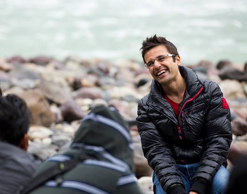 পরের বছর, ২০০২ সালে তিন বন্ধুর সঙ্গে মিলে শুরু করলেন একটি সংস্থা। সেটাও বন্ধ হয়ে গেল ছ’মাসের মধ্যে। এরপর তাঁর মনে হল, নিজের ভাবনাচিন্তা ভাগ করে নেবেন। একুশ বছর বয়সে লিখলেন বই।