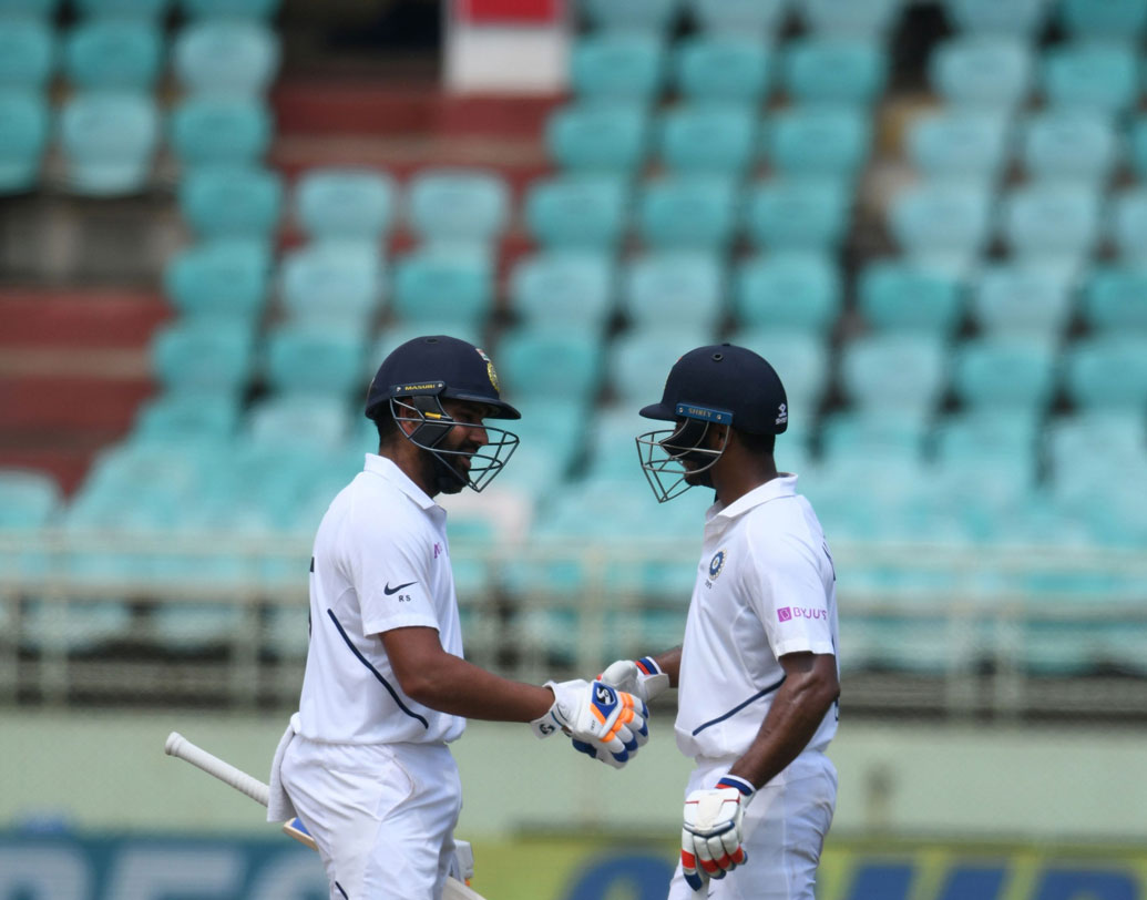 টেস্টে এই প্রথমবার দু’জনে একসঙ্গে ওপেন করলেন। রোহিত আবার মিডল অর্ডার থেকে উঠে এসেছেন। টেস্টে ওপেনার হিসেবে এটাই তাঁর প্রথম ইনিংস। টেস্ট শুরুর আগে প্রচুর জল্পনা চলছিল ওপেনিংয়ে রোহিত সাফল্য পাবেন কি না, তা নিয়ে।