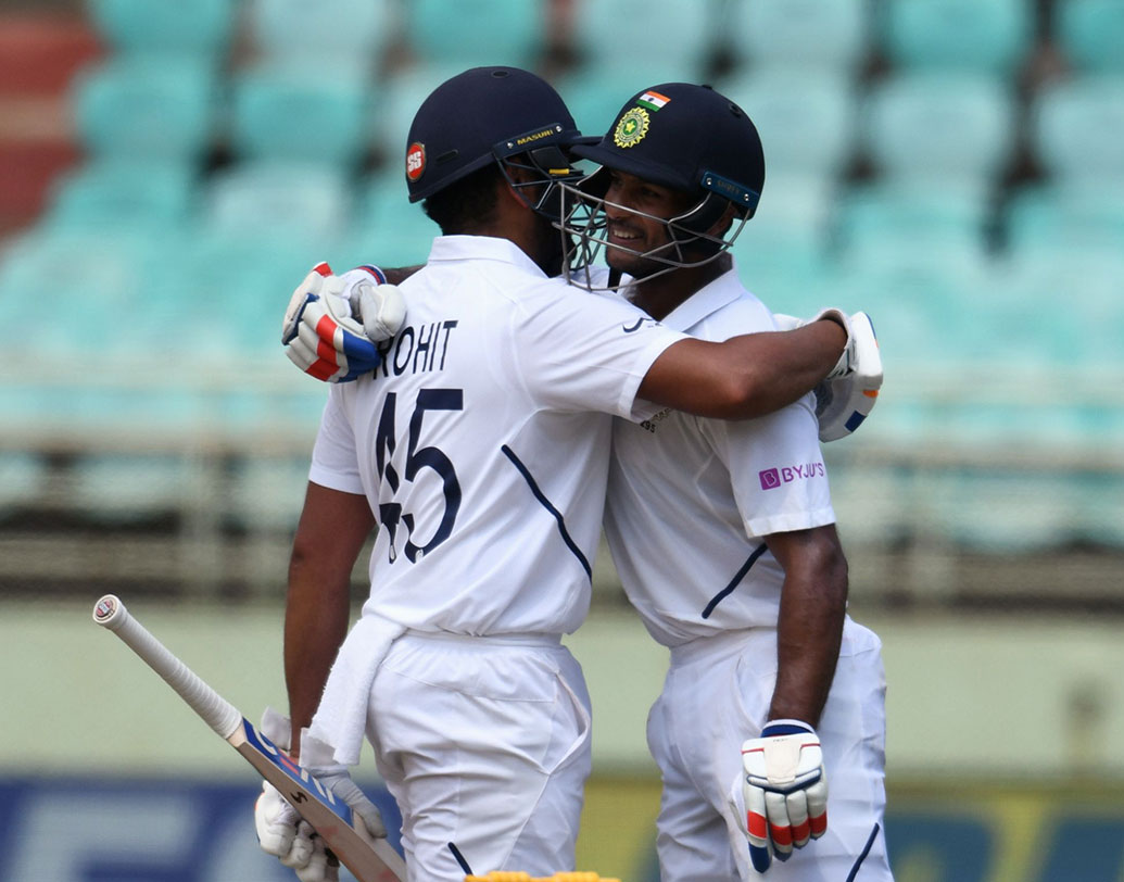 ঘরের মাঠে এটাই ছিল ময়াঙ্ক আগরওয়ালের প্রথম টেস্ট ইনিংস। আর শুরুতেই সফল তিনি। অস্ট্রেলিয়ায় টেস্টে অভিষেক হয়েছিল তাঁর। তারপর ওয়েস্ট ইন্ডিজে খেলেছেন দুই টেস্ট। এতদিন টেস্টে তাঁর সর্বাধিক রান ছিল ৭৭।