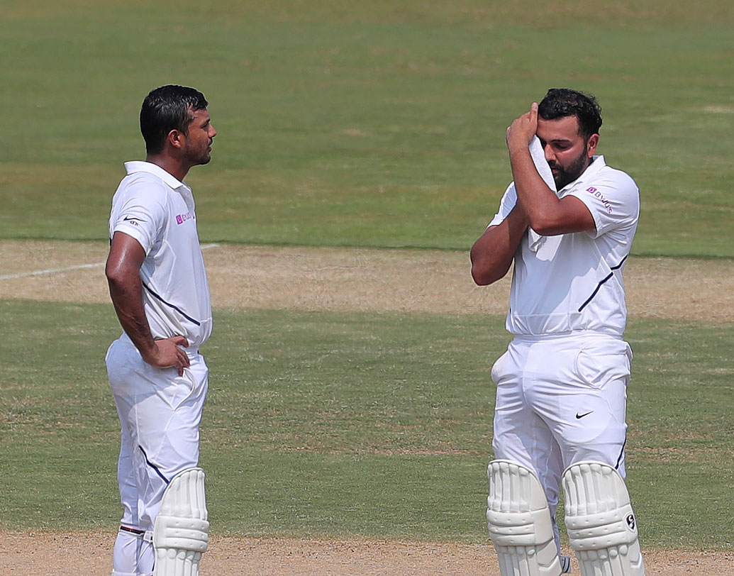 বুধবার টেস্টের প্রথম দিনে বৃষ্টিতে খেলা বন্ধ হওয়ার আগে বিনা উইকেটে ২০২ তুলে ফেলেছিল ভারত। রোহিত খেলছিলেন ১১৫ রানে। ময়াঙ্ক অপরাজিত ছিলেন ৮৪ রানে। বৃহস্পতিবার টেস্টের দ্বিতীয় দিনে সেই মেজাজেই শুরু করলেন দু’জনে।