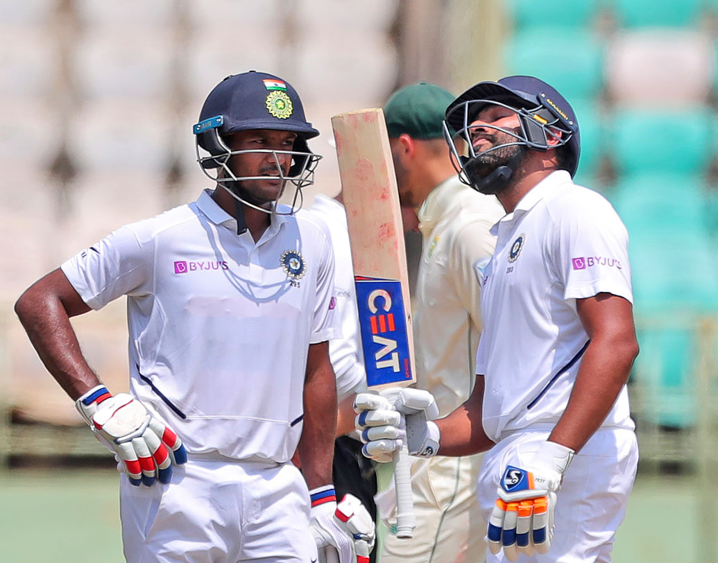 মুম্বইকর যখন ফিরলেন, তখন ময়াঙ্ক ব্যাট করছিলেন ১৩৭ রানে। টেস্টে তাঁর প্রথম শতরান আসে ২০৪ বলে, ১৩টি চার ও দুটো ছয়ের সাহায্যে। তাঁর দেড়শো আসে ২৯৪ বলে। শেষ পর্যন্ত ২১৫ করে আউট হন তিনি।