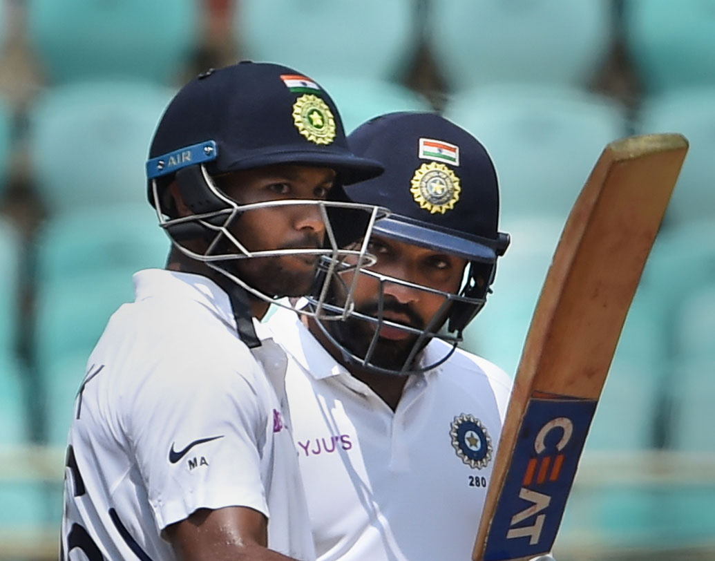 টেস্টে প্রথম উইকটে এটা ভারতের হয়ে তৃতীয় তিনশো প্লাস রান। সার্বিক ভাবে, সর্বকালীন সেরা ওপেনিং জুটির তালিকায় এটা ১২ নম্বরে থাকছে।