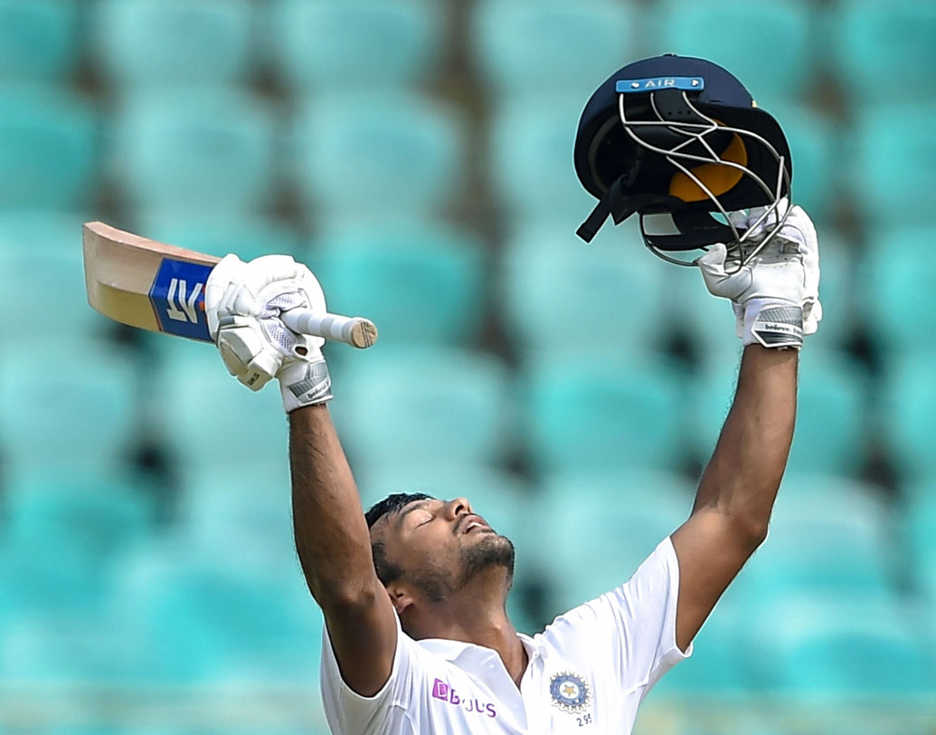 দক্ষিণ আফ্রিকার বিরুদ্ধে টেস্ট সিরিজে যে কোনও উইকেটে এটাই সর্বাধিক রান। ২০০৭-০৮ মরসুমে চেন্নাইয়ে রাহুল দ্রাবিড় ও বীরেন্দ্র সহবাগ ২৬৮ রান যোগ করেছিলেন। সেটাই টপকে গেলেন রোহিত-ময়াঙ্ক।