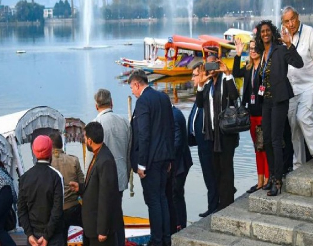 একটি ইংরেজি সংবাদপত্রের দাবি, আমন্ত্রণপত্রে বলা হয়, ভারতে পৌঁছলে প্রধানমন্ত্রী নরেন্দ্র মোদীর সঙ্গে বৈঠকের ব্যবস্থা হবে। দাবি করা হয়, এ ব্যাপারে মোদী নিজেই আগ্রহী। তিন দিনের সফরে ইউরোপীয় পার্লামেন্টের সদস্যদের কাশ্মীরে যাওয়ার ব্যবস্থা করা হবে বলেও জানানো হয়। (ছবি: সোশ্যাল মিডিয়া)