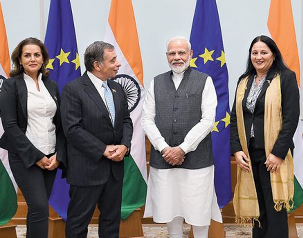 এই অসঙ্গতিপূর্ণ পরিস্থিতিতে কী ভাবে একটি স্বেচ্ছাসেবী সংস্থার মাধ্যমে এই ধরনের সফরের ব্যবস্থা করা হল, তা নিয়ে বিভিন্ন স্তরে প্রশ্ন উঠেছে। (ছবি : সোশ্যাল মিডিয়া)