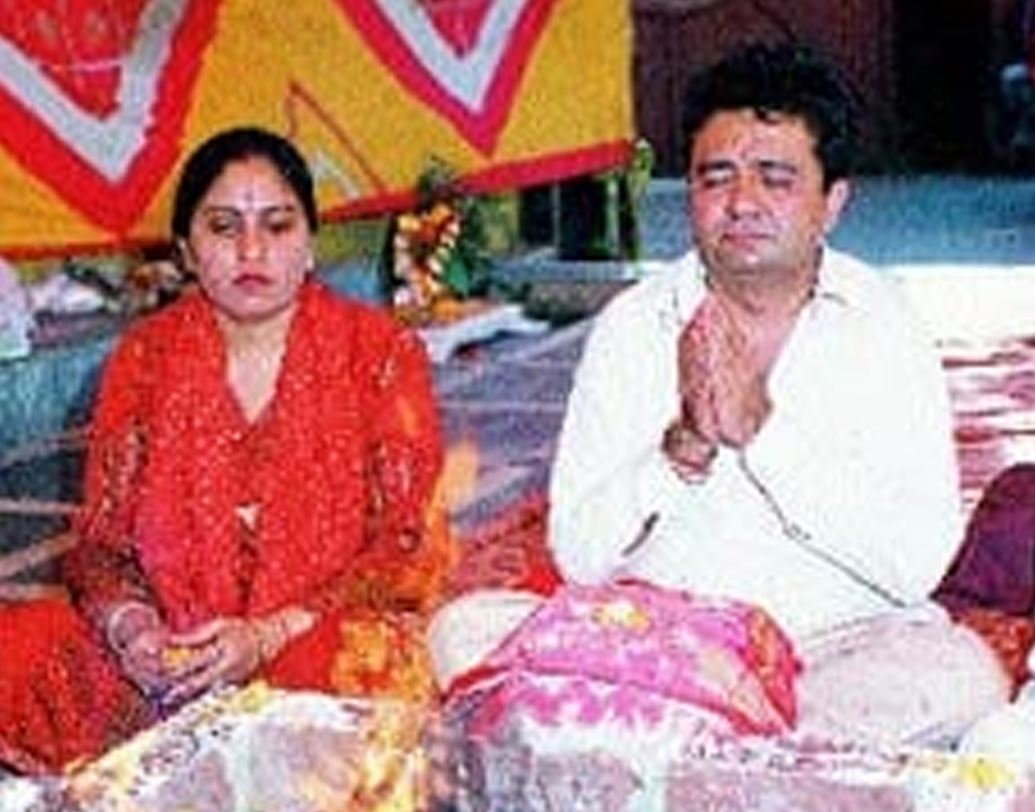 স‌ংসারে হাল ধরার পাশাপাশি পড়াশোনাও চালিয়ে গিয়েছেন গুলশন। দিল্লির দেশবন্ধু কলেজ থেকে পাশ করার পরে তিনি দোকানের সম্পূর্ণ দায়িত্ব নিয়ে নেন। ১৯৭৫ সালে বিয়ে করেন সুদেশ কুমারিকে। (ছবি : সোশ্যাল মিডিয়া)