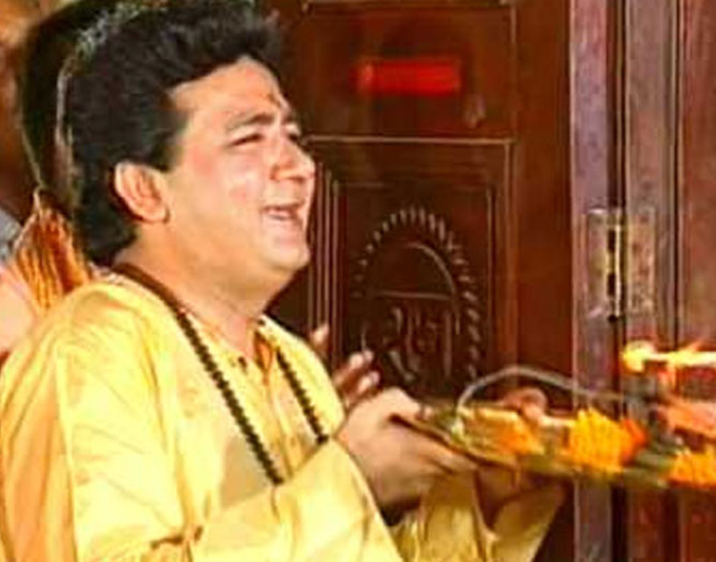 প্রত্যক্ষদর্শী চালকের দাবি, গুলিবিদ্ধ গুলশন মন্দিরের পাশে বস্তির ঘরগুলিতে আশ্রয় চাইতে গিয়েছিলেন। কিন্তু তাঁর মুখের উপর দরজা বন্ধ করে দেওয়া হয়। শেষে তিনি একটি শৌচালয়ের দেওয়ালের সামনে নিস্তেজ হয়ে লুটিয়ে পড়েন। (ছবি : সোশ্যাল মিডিয়া)