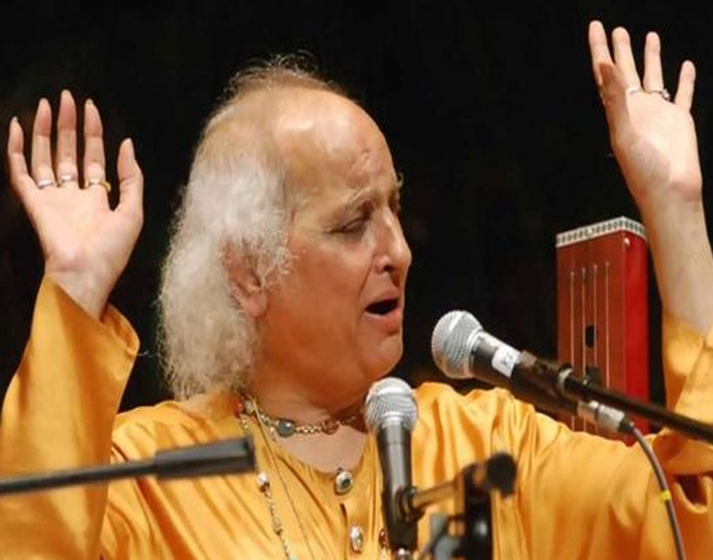 পণ্ডিত যশরাজের সঙ্গেও তাঁদের পারিবারিক সম্পর্ক। তিনি বিজেয়তার কাকা হন। ফলে ছোট থেকেই সঙ্গীতচর্চার আবহে বড় হন সুলক্ষণা-বিজয়েতা-যতীন-ললিত।