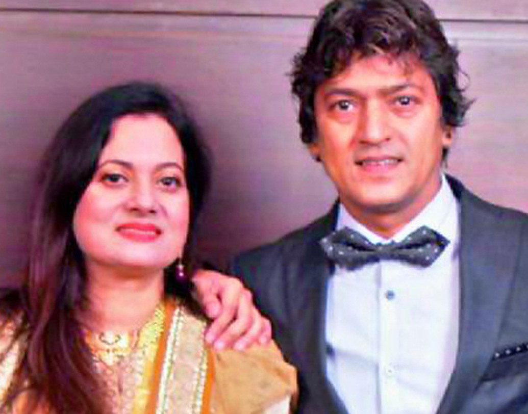 ২৫ বছরের দাম্পত্যে হঠাৎই কাটল সুর। ২০১৫ সালে প্রয়াত হলেন ক্যানসার আক্রান্ত আদেশ। দুই ছেলে অভিতেশ আর অনিবেশকে নিয়ে একা হয়ে যান বিজয়েতা।