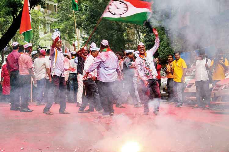 সুযোগ? মহারাষ্ট্র বিধানসভা নির্বাচনে শরদ পওয়ারের দল এনসিপি-র ফলাফলে সমর্থকদের উল্লাস, মুম্বই, ২৪ অক্টোবর। পিটিআই