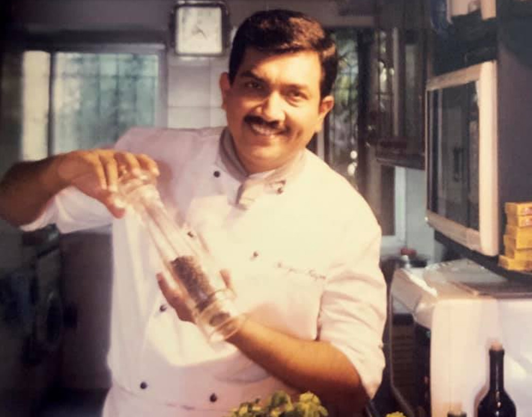 রান্না শেখানো মানেই মহিলাদের আধিপত্য, এই ধারণা ভেঙে চুরমার করে দিলেন সঞ্জীব। খুব অল্প সময়ে তাঁর রান্না শেখানোর শো ‘খানা খাজানা’ জনপ্রিয় হয়। আগাগোড়া টিআরপি-র শীর্ষে ছিল এই শো।