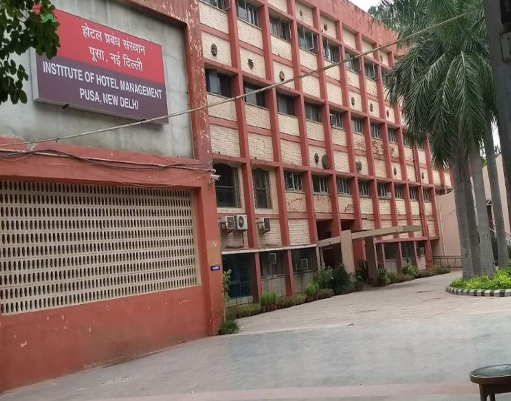 সঞ্জীবের জন্ম পঞ্জাবের অম্বালায়, ১৯৬৪ সালের ১০ এপ্রিল। ছোট থেকেই ভাল লাগত রান্নাবান্না। ১৯৮৪ সালে দিল্লির ইনস্টিটিউট অব হোটেল ম্যানেজমেন্ট কেটারিং অ্যান্ড নিউট্রিশন থেকে পাশ করেন।