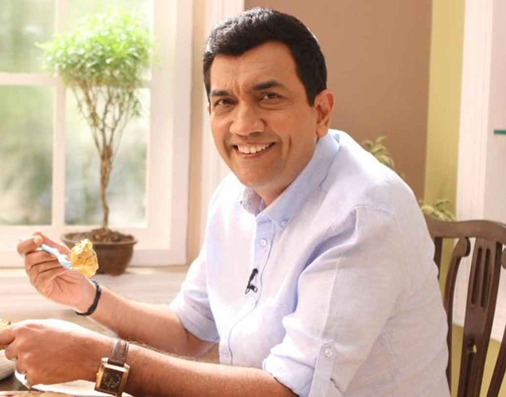 পেশার সূত্রেই পরিচয় জীবনসঙ্গিনীর সঙ্গে। সঞ্জীব তখন আইটিডিসি-তে কর্মরত। কর্মক্ষেত্র বারাণসী। সেখানে তাঁর সহকর্মী ছিলেন বন্দনা। আলাপ হল বন্দনার বোন আল্যোনার সঙ্গে।