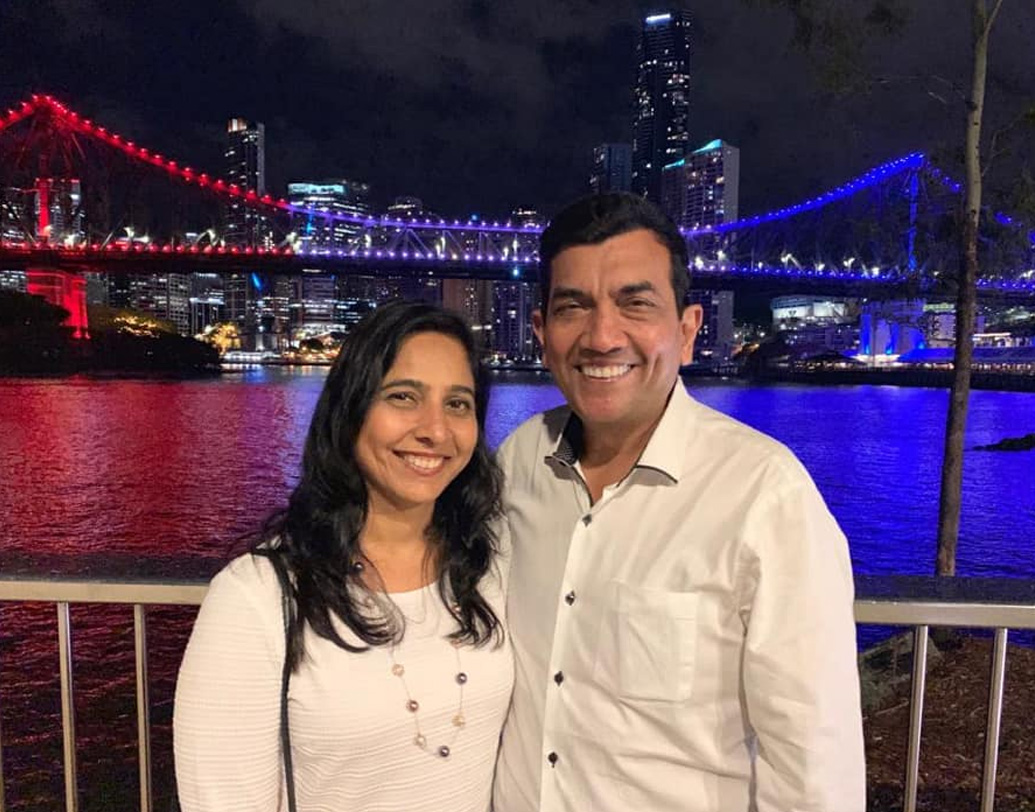 প্রথমে বন্ধুত্ব। তারপর সেখানে থেকে ক্রমশ গভীর হল প্রণয়। চার বছর প্রেমের পরে দু’জনে বিয়ে করলেন ১৯৯২ সালের অক্টোবরে। আজ, সঞ্জীব আর আল্যোনা একে অন্যের পরিপূরক। দুই মেয়ে, রচিতা এবং কৃতীকে নিয়ে তাঁদের ভরপুর সংসার।