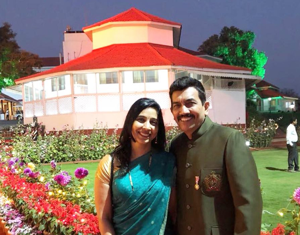 স্বামীর সেলেব্রিটি প্রোফাইল নিয়ে অসুবিধে হয়?  আল্যোনা জানিয়েছেন, হয় না। কারণ সঞ্জীব তাঁর সেলেব-তকমা অন্দরমহলে আনেন না।