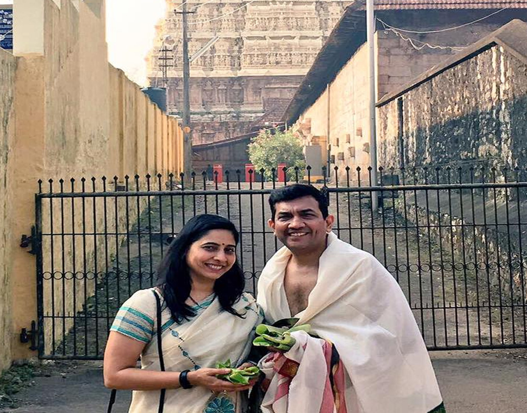 সুখী দাম্পত্যের কোনও রেসিপি আছে? সঞ্জীব ও আল্যোনা জানিয়েছেন, হাফ কাপ বিশ্বাস, এক কাপ বোঝাপড়া, এক কাপ ধৈর্য, এক কাপ আস্থা এবং অনেকটা ভালবাসা। এই সব উপকরণকে খুব ভাল করে মেশালেই নাকি হাজির উপাদেয় দাম্পত্য ও জীবন। ছবি: সোশ্যল মিডিয়া।