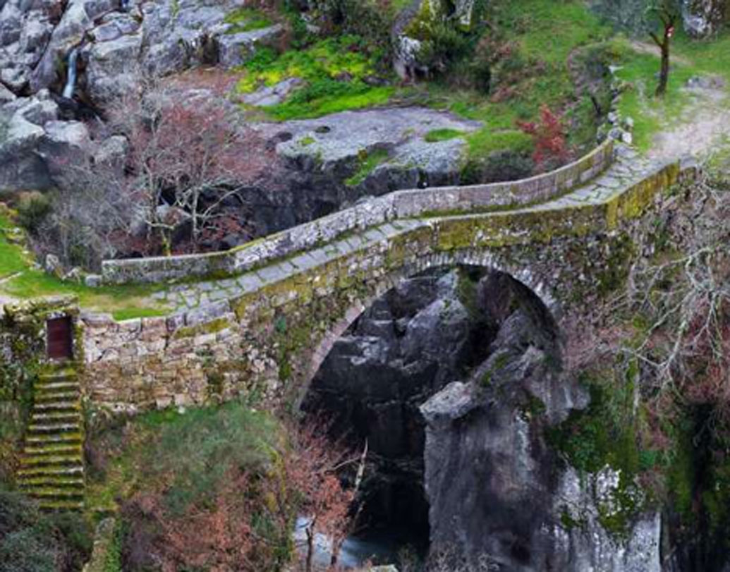 পর্তুগালের মন্টেলেগ্রি এবং ভেইরা ডি মিনহো-র সীমানায় রয়েছে এই ব্রিজটি। এই ব্রিজকে নিয়ে এমনই শোনা যায়। এলাকার মানুষজন তাই সচরাচর রাত হলে ব্রিজের দিকে আসেন না।