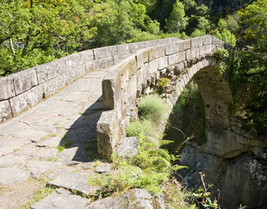 ব্রিজটি মধ্যযুগে বানানো হয়েছে। খরস্রোতা রাবাগাও নদীর উপর পাথর দিয়ে তৈরি। প্রচলিত রয়েছে, এক রাতে নাকি এক ডাকাত এই পাহাড়ি জঙ্গলের ভিতর দিয়ে পালাচ্ছিল। রাবাগাও নদীর কাছে এসে সে আটকে যায়।