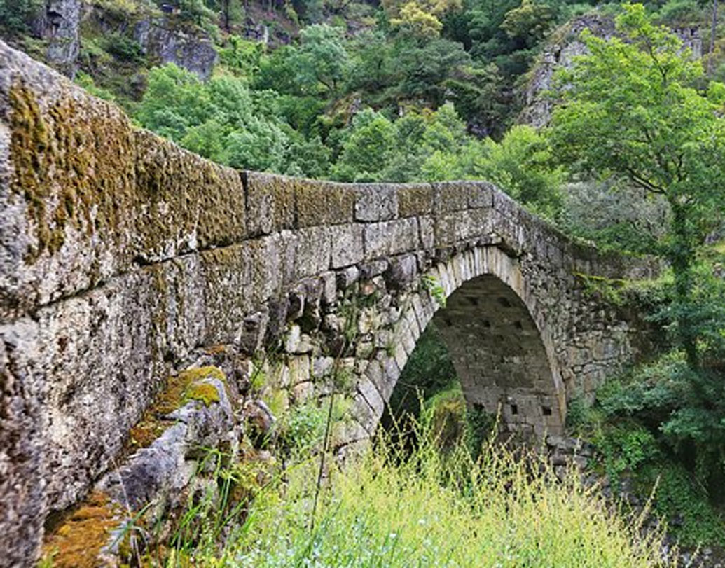 নদী পার করা তার পক্ষে অসম্ভব হয়ে পড়ে। ডাকাতের ঈশ্বরের উপর বিশ্বাস ছিল না। সে কারণে, সে শয়তানের আরাধনা শুরু করে।