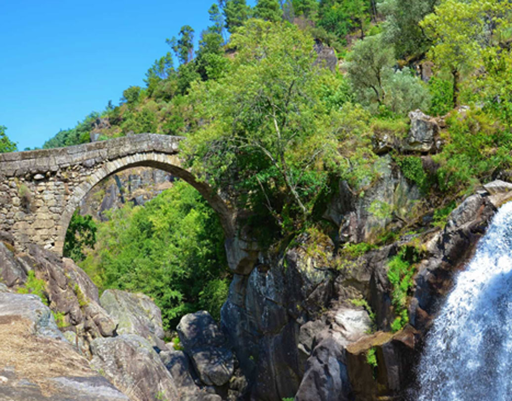 ভক্তের অনুরোধ মেনে রাবাগাও নদীর উপর ব্রিজ বানিয়ে দেয় শয়তান। বিনিময়ে মৃত্যুর পর তার আত্মা শয়তানকে অর্পণ করার প্রতিশ্রুতি দেয় সে।