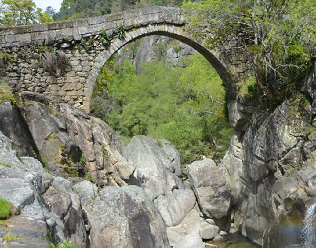 ব্রিজ পার করার আরও একটি শর্ত ছিল। ব্রিজ পার করার সময় পিছনে তাকালে চলবে না। তা  হলে মুহূর্তে ব্রিজ উধাও হয়ে যাবে।