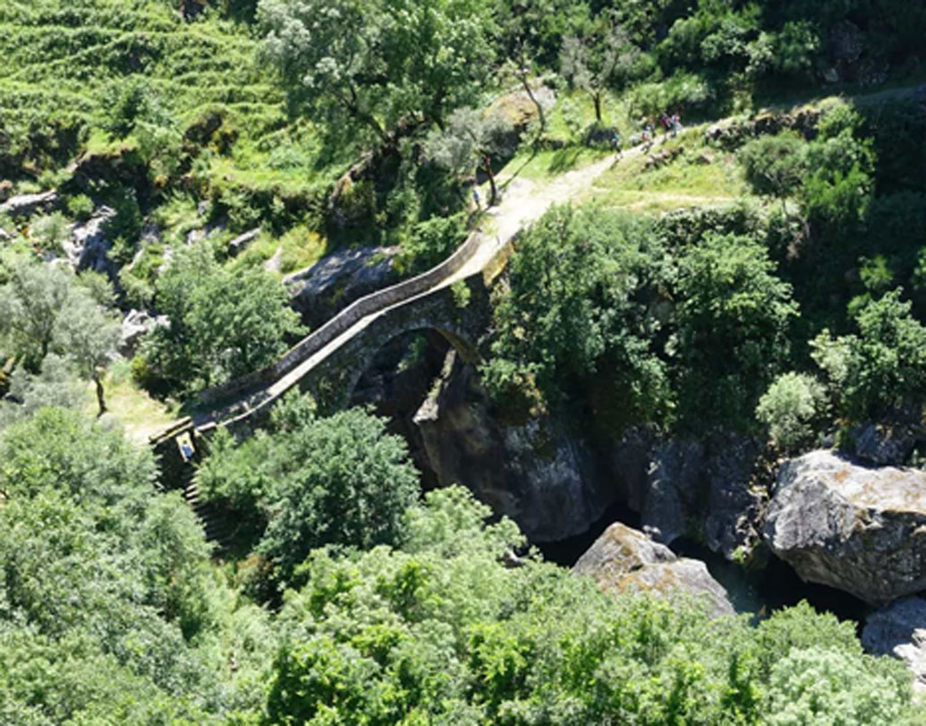 পিছনে না তাকিয়ে ছুটে ব্রিজ পার করে চলে যায় সে। সে রাতের জন্য প্রাণেও বেঁচে যায়। কিন্তু এর কয়েক বছর পর তাঁর খুব কঠিন অসুখ করে। মৃত্যুভয় শুরু হয়। আর তখনই মনে পড়ে যায় শয়তানকে দেওয়া প্রতিশ্রুতির কথা।