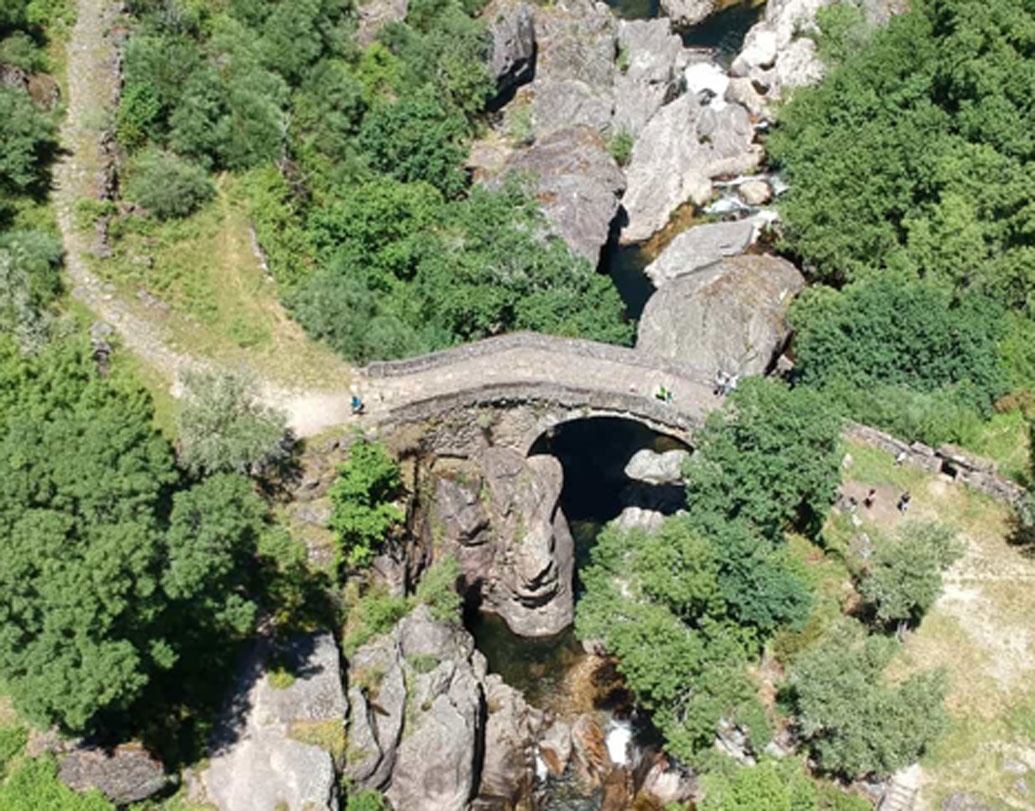 অতীতের সেই দিন নিয়ে আফসোস শুরু হয় তার। খুব শক্তিশালী এক যাজকের কাছে গিয়ে সবটা বলে। পরদিন রাতে রাবাগাও নদীর কাছে গিয়ে এক ভিখারি সেজে ওই ডাকাতের কথামতো ঠিক একই ভাবে শয়তানের আরাধনা শুরু করেন ওই যাজক।