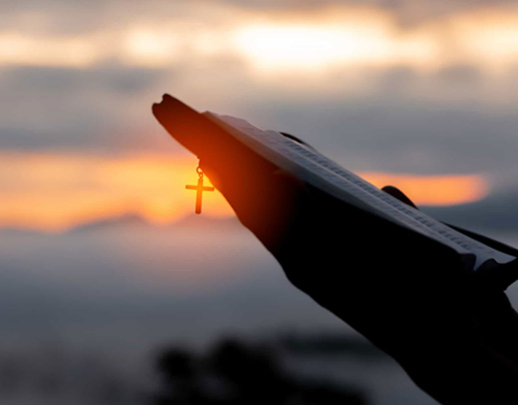 শয়তান হাজির হয়। ভিখারি রূপী যাজকের অনুরোধ মেনে আত্মার অধিকার পাওয়ায় শর্তে নদীর উপর ওই একই জায়গায় ফের ব্রিজ বানাতে শুরু করে, আর ঠিক তখনই পবিত্র জল শয়তানের উপর ছিটিয়ে মন্ত্রপাঠ শুরু করেন যাজক। উধাও হয়ে যায় শয়তান। কিন্তু সেই থেকে ব্রিজটি থেকে গিয়েছে।