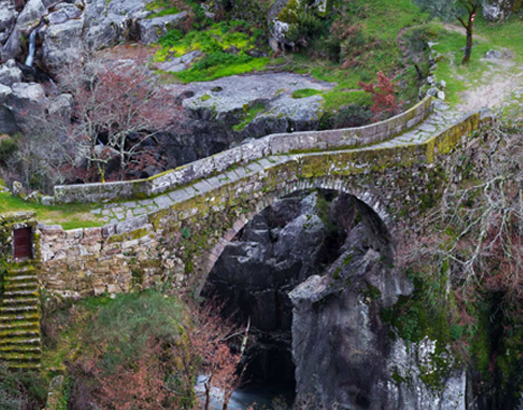 স্থানীয়দের বিশ্বাস, অপেক্ষা করার সময় ওই ব্রিজ দিয়ে প্রথম ব্যক্তি যিনি হেঁটে যাবেন, তিনিই ওই গ্লাসে দড়ি বেঁধে নদীর জল তুলে মহিলার গর্ভে ছড়িয়ে দেবেন। প্রচলিত বিশ্বাস, সন্তান সংক্রান্ত সমস্ত সমস্যার সমাধান হবে এতেই।