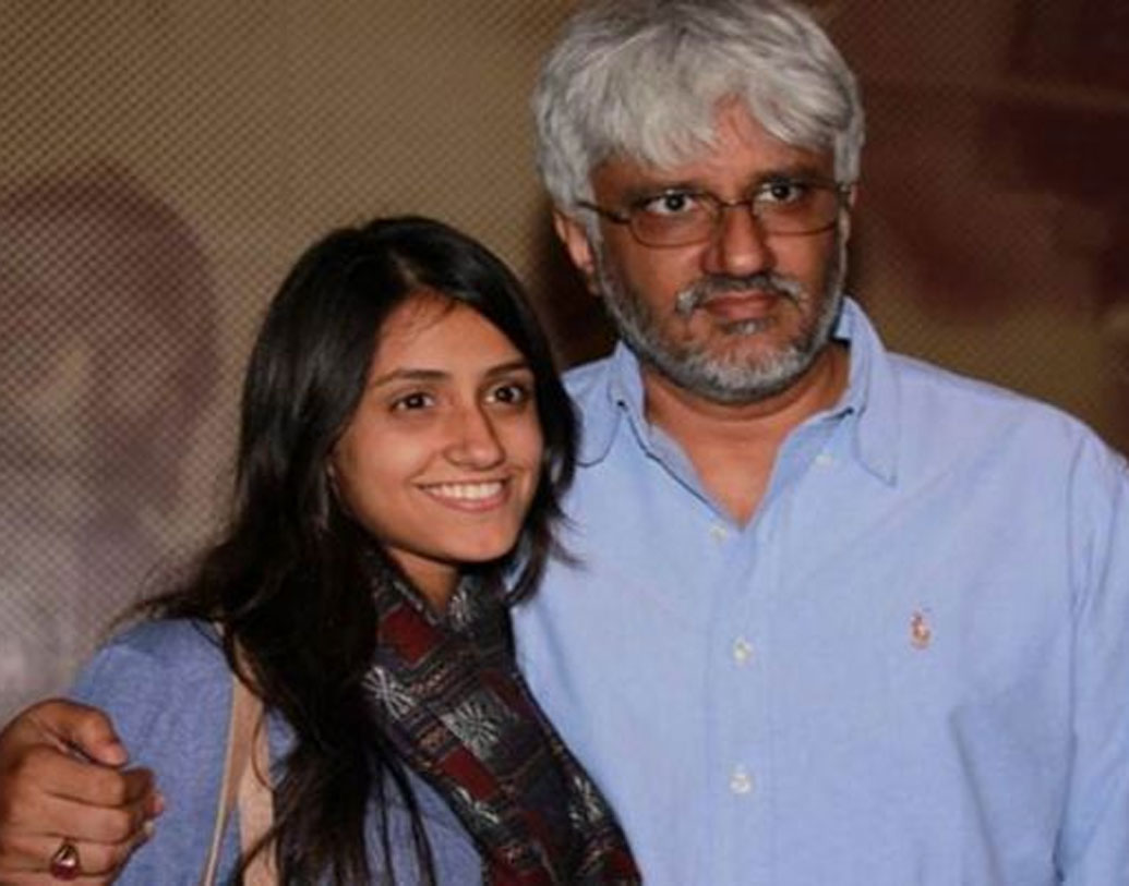 স্ত্রী অদিতি এমনিতেই শ্বশুরবাড়িতে তাঁর যোগ্য সম্মান পেতেন না বলে অভিযোগ। বিক্রমের কাছ থেকেও কোনওদিন সে ভাবে সমর্থন পাননি। শুধু মেয়ের মুখের দিকে তাকিয়ে বিক্রমের কাছে পড়ে থাকতেন তিনি। এর মধ্যেই তৃতীয় ব্যক্তির প্রবেশ বিক্রমের জীবনে।