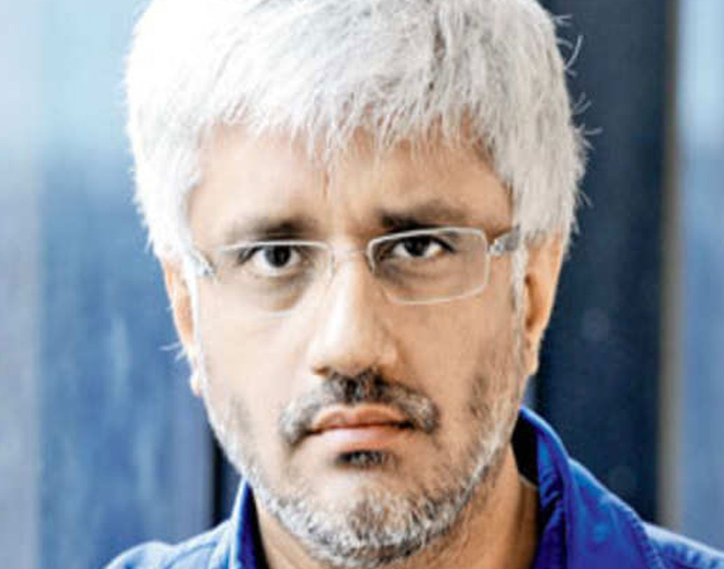 বিক্রমের বয়স তখন ২৭ বছর আর সুস্মিতা ২০। ফিল্ম ‘দস্তক’-এর শুটিংয়ের সময়ই দু’জনের পরিচয়। সেই থেকেই তাঁদের প্রেমও। ইন্ডাস্ট্রিতে এই নিয়ে চূড়ান্ত গসিপ শুরু হয়।