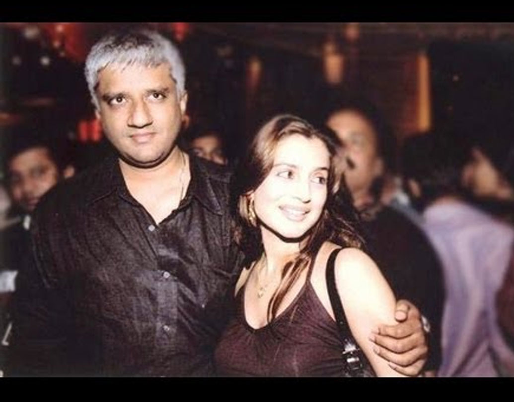 আমিশাকে পাগলের মতো ভালবাসার কথা নিজেই জানিয়েছিলেন বিক্রম। আমিশা বা বিক্রম দু’জনেই তাঁদের সম্পর্ক নিয়ে খুব খোলামেলা কথা বলতেন। ‘আমিশা কেরিয়ারের জন্য দৌঁড়চ্ছে, আর আমি ওঁর জন্য’, বিক্রম নিজেই স্বীকার করেছিলেন। পাঁচ বছর তাঁরা একসঙ্গে ছিলেন।