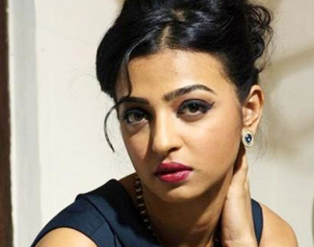 রাধিকা নিজেও ভীষণ মেধাবী ছিলেন। পুণের ফার্গুসন কলেজ থেকে অর্থনীতি এবং অঙ্ক নিয়ে স্নাতন হন তিনি।