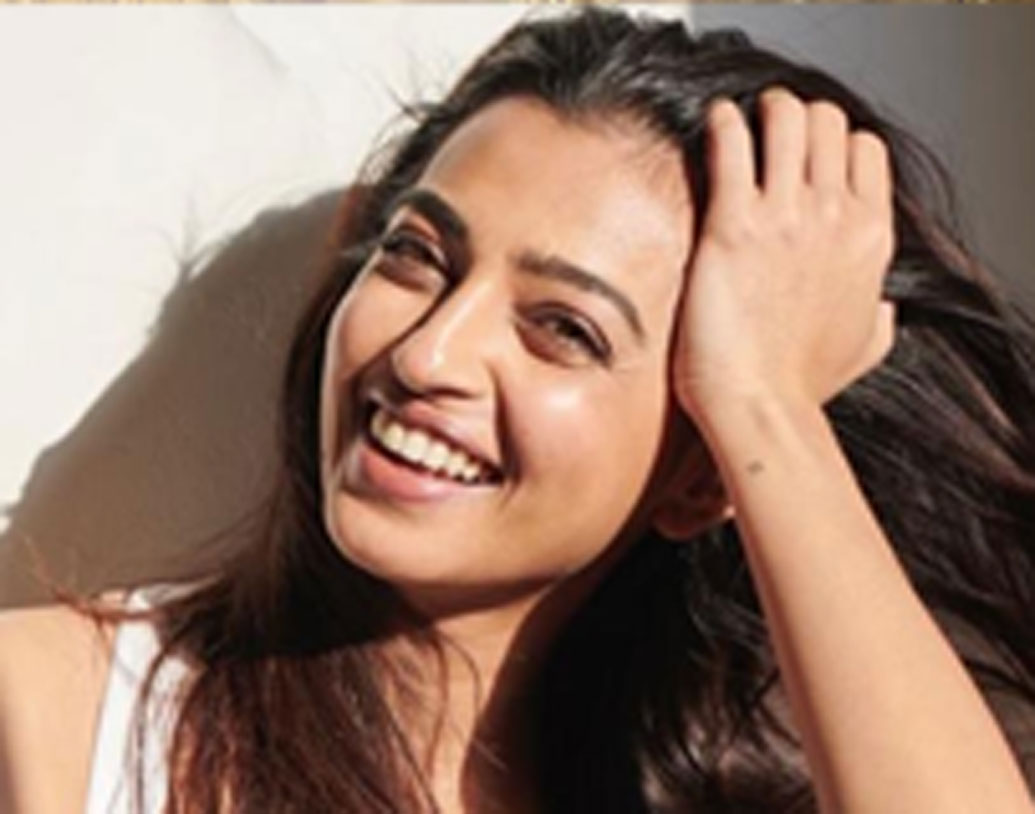 সৌন্দর্য এবং বুদ্ধিমত্তার মিশেল রাধিকা আপ্টে। একের পর এক ছবিতে নিজের অভিনয় দক্ষতার প্রমাণ দিয়ে চলেছেন তিনি। ‘বদলাপুর’, ‘পার্চড’, ‘ফোবিয়া’, ‘প্যাডম্যান’, ‘অন্ধাধুন’— তালিকা দীর্ঘ। কিন্তু এখনও পর্যন্ত কেরিয়ার নিয়ে সন্তুষ্ট নন তিনি। নিজেকে সফলও মনে করেন না রাধিকা।