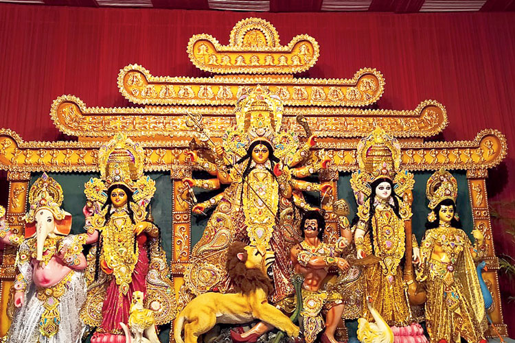২৯ বছরে পা দিল পূর্ব দিল্লির পূর্বাচল পুজো সমিতির দেবী আরাধনা। শুক্রবার ষষ্ঠীতে। নিজস্ব চিত্র